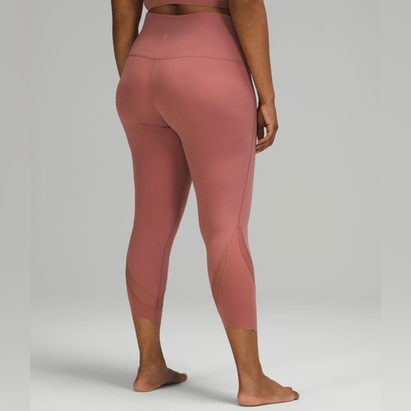 đź’–SALEđź’– đź’–Wunder Under Scalloped Hem High-Rise
Crop 23" *Full-On Luxtreme - Picture 4 of 4